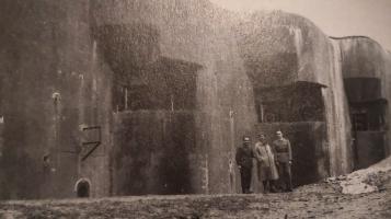 Ligne Maginot - METRICH - A17 - (Ouvrage d'artillerie) - Le bloc 1 (3x75) en 1940, 
Trois officiers d'artillerie posent devant le bloc.
Lieutenant Bourgery (B11) - Lieutenant Martel (B10) - Lieutenant Mury (B1)