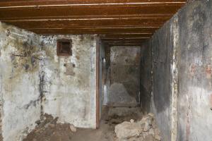 Ligne Maginot - 7 - (Central téléphonique isolé) - L'intérieur du central
Le sas d'entrée depuis la pièce intermédiaire servant de couchage