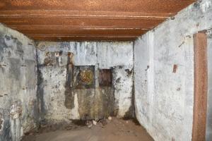 Ligne Maginot - 7 - (Central téléphonique isolé) - Le local abritant le central
Le mur de façade avec le créneau de défense et, sur la gauche, les emplacement de deux boitiers de translateurs.