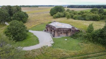 Ligne Maginot - GRAND LOT - C36 - (Casemate d'infanterie - Double) - Vue aérienne du champ de tir des cloches couvrant le plateau et le bloc 9 de l'ouvrage de Rochonvillers situé dans le taillis au fond à gauche.
Les bosquets et arbres entourant la casemate devaient bien sûr avoir été arasés lors de la construction pour dégager la vue.
