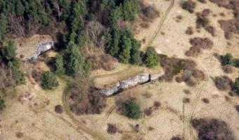 Ligne Maginot - HOCHWALD - (Ouvrage d'artillerie) - Ouvrage Est.
A l'avant plan le bloc 6 (3x75) et juste derrière le bloc 1 (casemate et tourelle 135).