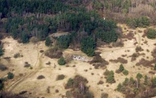 Ligne Maginot - HOCHWALD - (Ouvrage d'artillerie) - Ouvrage Est.
A l'avant plan le bloc 6 (3x75) et juste derrière le bloc 1 (casemate et tourelle 135).
En haut à droite, le bloc 2 (Tourelle de Mortiers de 81) et au fond, derrière le mirador blanc, le départ du fossé antichar avec le coffre du fossé (bloc 3)