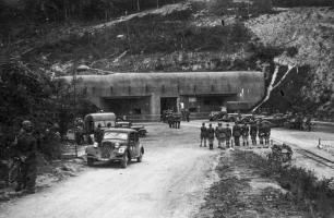 Ligne Maginot - HOCHWALD - (Ouvrage d'artillerie) - Bloc 8
Entrée munitions
Photo prise en 1940