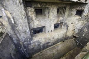Ligne Maginot - LAUDREFANG - A37 - (Ouvrage d'infanterie) - Bloc 3
Chambres de tir JM/47 et mortiers de 81
Au fond du fossé diamant, le conduit d'alimentation en eau du bloc