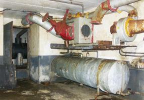 Ligne Maginot - HOCHWALD Haut Avant - Bloc 20 - O7 ( Observatoire d'artillerie ) - Usine
Les ventilateurs air pur (disparu) et air vicié de l'observatoire.
En partie inférieure, la cuve de gasoil pour le groupe électrogène. Le réservoir journalier était alimenté à partir de cette cuve par une pompe Japy