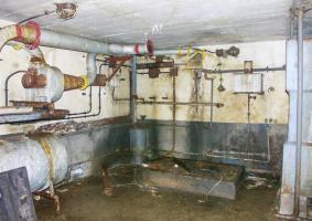 Ligne Maginot - HOCHWALD Haut Avant - Bloc 20 - O7 ( Observatoire d'artillerie ) - Usine
L'alimentation électrique de l'observatoire était assurée par un groupe électrogène à moteur CLM 1PJ65.
Noter le réservoir journalier resté en place