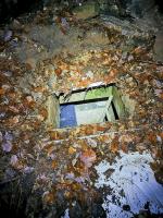 Ligne Maginot - U1 - (Chambre de coupure) - Recouverte par des branches, des pierres et des feuilles, la chambre U1 est invisible depuis la surface.

Il s'agit d'un 'puits de coupure'.

Fait étrange sur son utilisation actuelle :  la trappe en métal et l'échelle d'accès ont disparu. La trappe a été remplacée par des panneaux en métal, et l'échelle par une plus large.