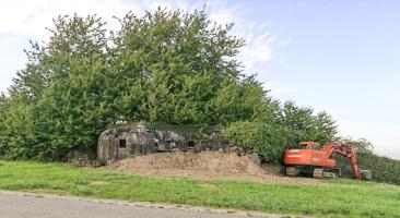 Ligne Maginot - INGOLSHEIM Ouest ( Casemate d'infanterie ) - Juillet 2017
La casemate est merlonée