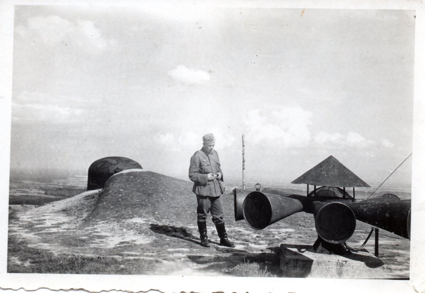 Ligne Maginot - HOCHWALD - (Ouvrage d'artillerie) - Les dessus de C6.
Sirène d'alerte probablement installée par les allemands - Inconnu