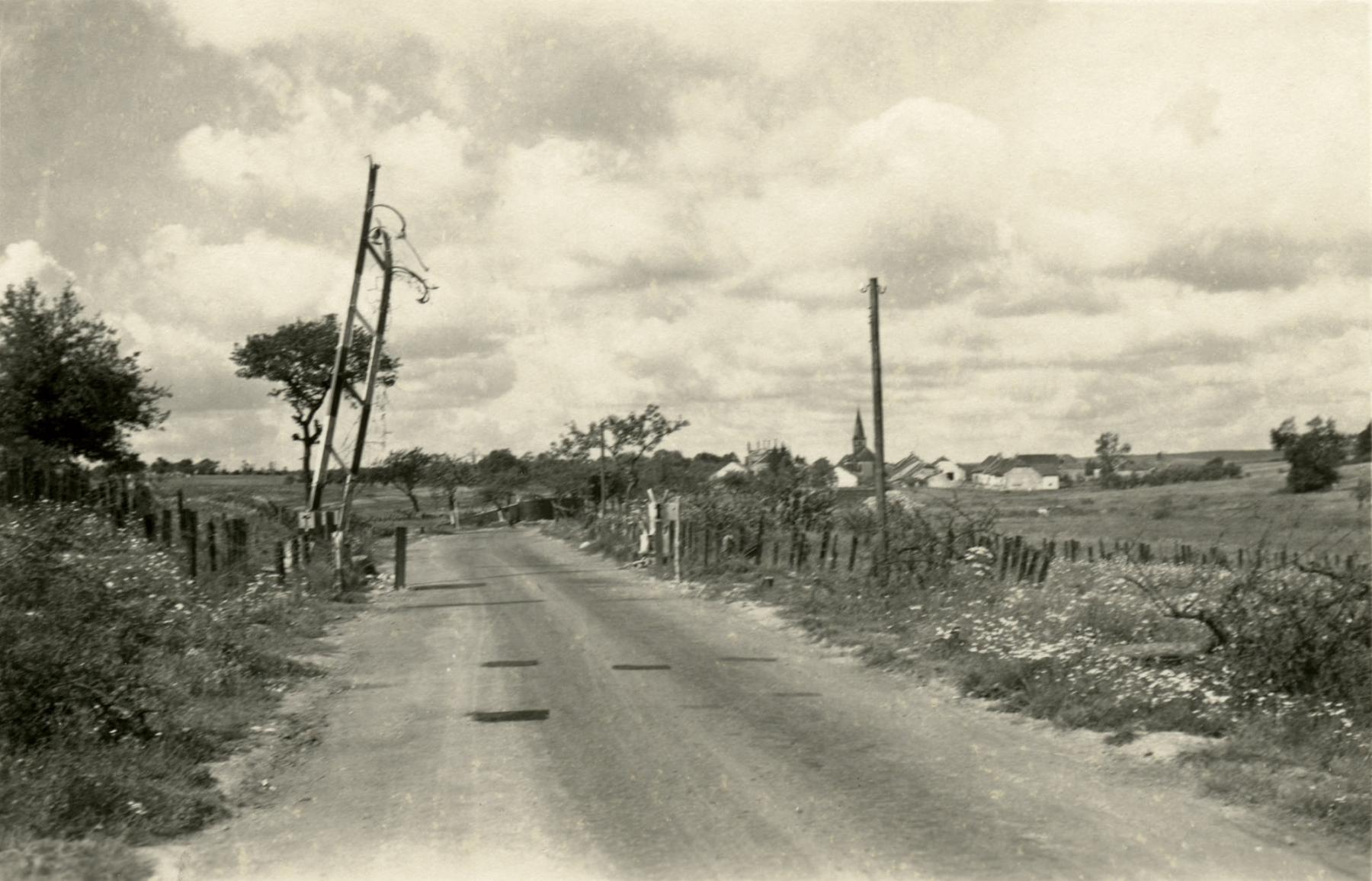 Ligne Maginot - BIDING EST - (Barrage de Route) - La barrière de route, le village de Biding est visible à l'arrière plan. 
La photo est prise après juin 40 - Inconnu