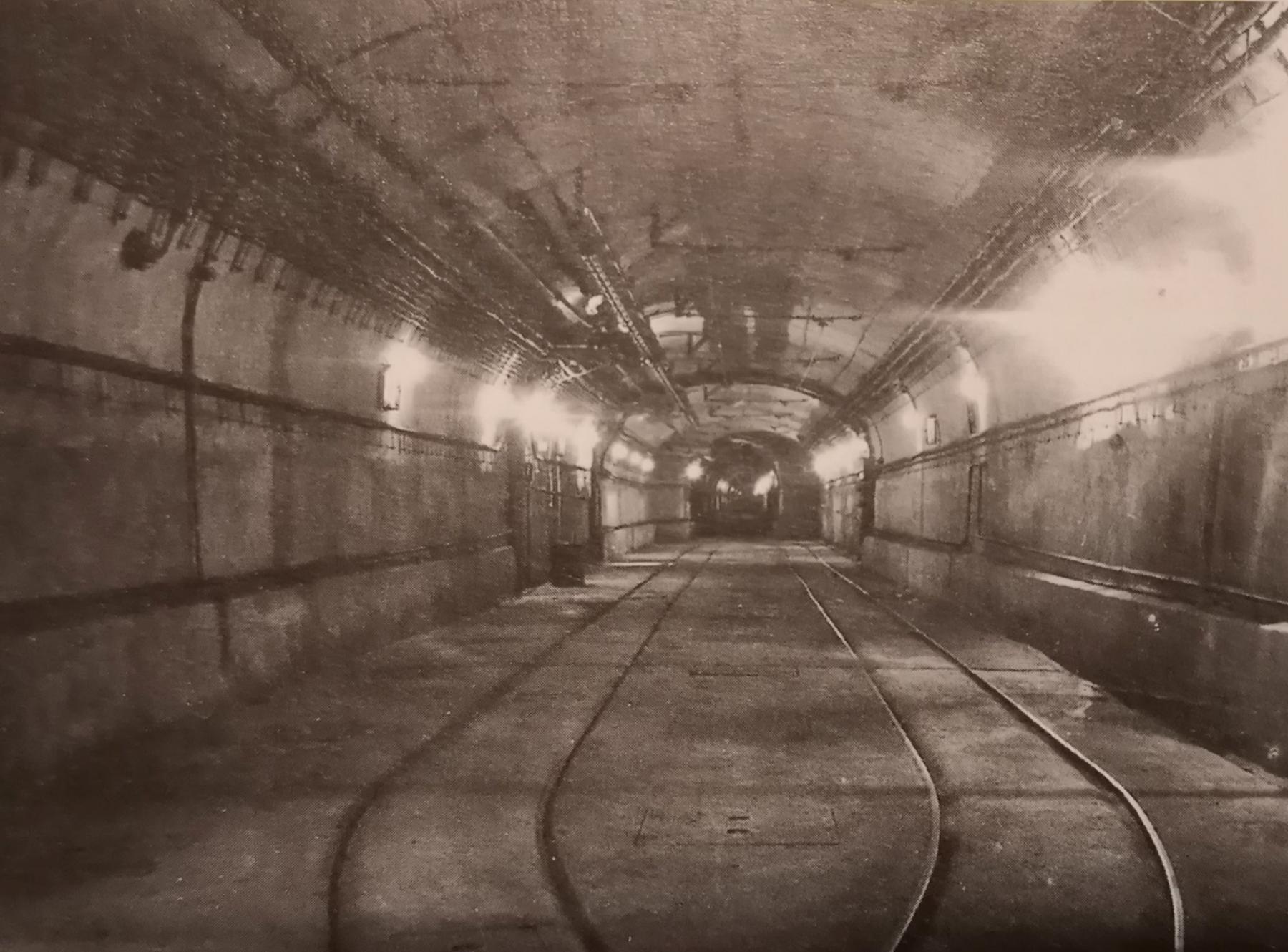 Ligne Maginot - METRICH - A17 - (Ouvrage d'artillerie) - L'une des gares de l'ouvrage (gare D) pendant l'occupation. Sa situation au niveau des blocs B11 et B8 explique la présence du monorail au plafond. - inconnu