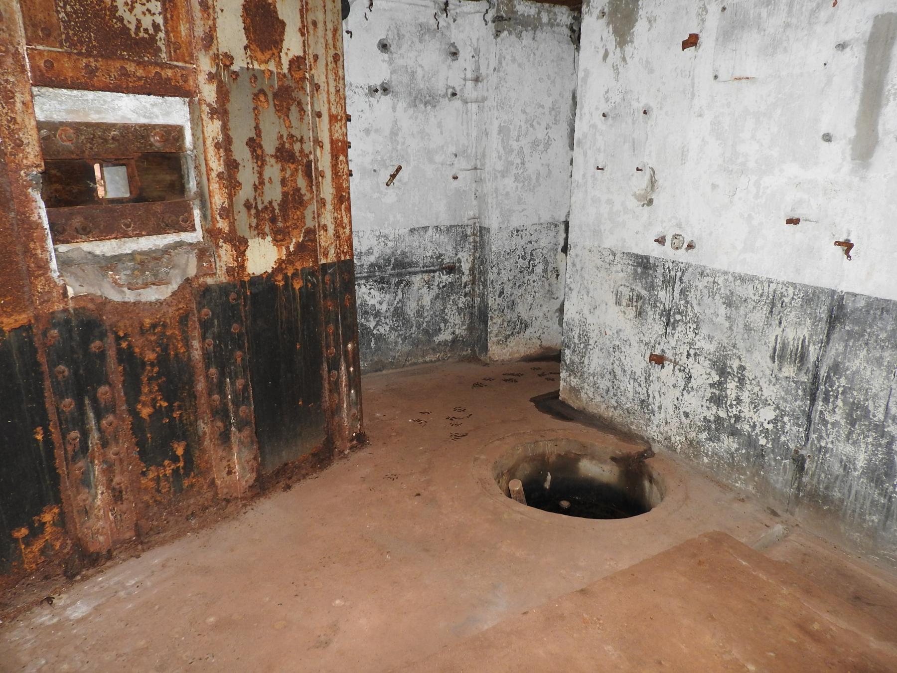 Ligne Maginot - GRAFENWEIHER CENTRE - (Casemate d'infanterie - Simple) - La chambre de tir Est pour FM - STENGER Mathieu