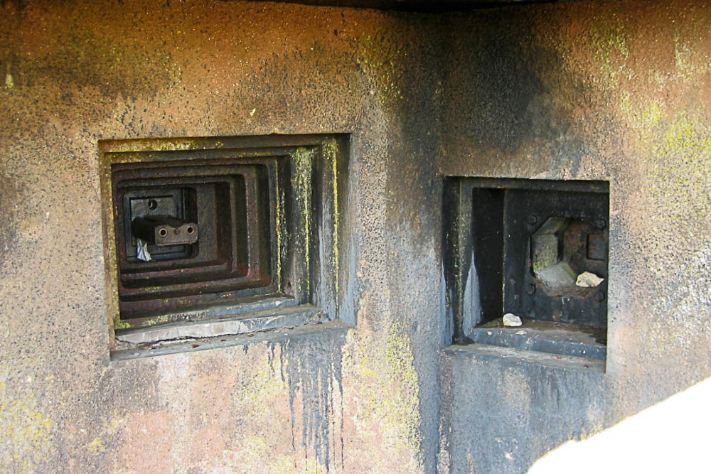 Ligne Maginot - GRAND LOT - C36 - (Casemate d'infanterie - Double) - Chambre de tir de gauche : créneau pour jumelage JM et créneau de défense rapprochée pour FM. - Michel Teiten