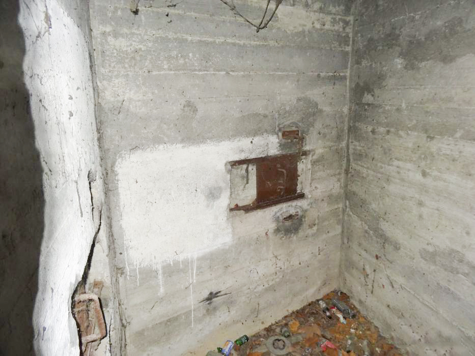 Ligne Maginot - Vue intérieure par le créneau visible - Les créneaux Sud et Sud-est encore équipés de leur volets blindés - Lionnel  SPERANDIO