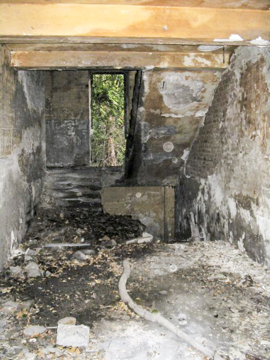 Ligne Maginot - 420C - DAVOUST (I° / 172° RIF) - (PC de Quartier) - Escalier de la caserne débouchant dans le sous sol et la galerie d'accès au PC - Antoine SCHOEN