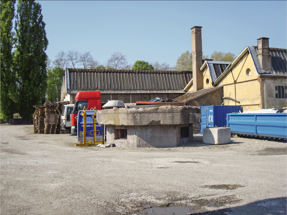 Ligne Maginot - 430H - PORT DU RHIN CENTRE 10 - (Blockhaus pour arme infanterie) - Existe sur le parking de la société de transports Chalots, le dessus de la dalle a été arraché lors d'une tentative de destruction ... sans grand espoir. - MEGE Charley