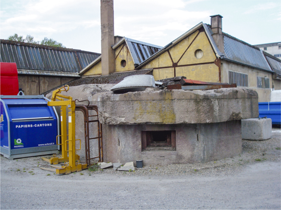 Ligne Maginot - 430H - PORT DU RHIN CENTRE 10 - (Blockhaus pour arme infanterie) - Existe sur le parking de la société de transports Chalots, le dessus de la dalle a été arraché lors d'une tentative de destruction ... sans grand espoir. - MEGE Charley