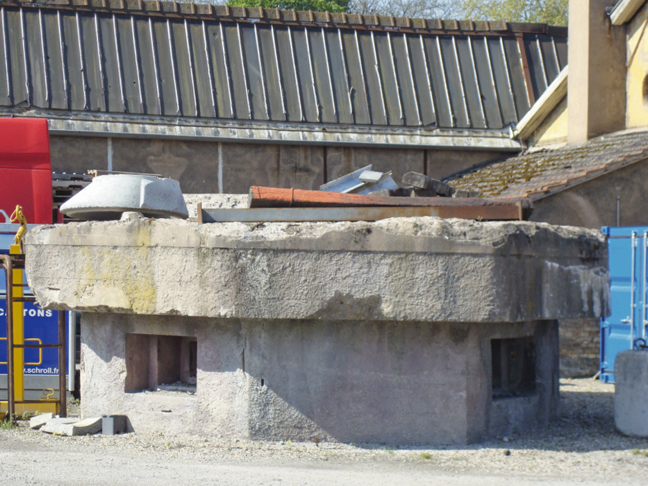 Ligne Maginot - 430H - PORT DU RHIN CENTRE 10 - (Blockhaus pour arme infanterie) - Existe sur le parking de la société de transports Chalots, le dessus de la dalle a été arraché lors d'une tentative de destruction ... sans grand espoir. - MEGE Charley