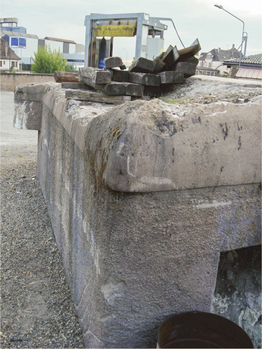Ligne Maginot - 430H - PORT DU RHIN CENTRE 10 - (Blockhaus pour arme infanterie) - Tentative d'arrachement de la dalle - MEGE Charley