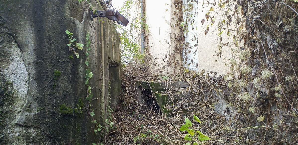 Ligne Maginot - PORT DU RHIN CENTRE 9 - (Blockhaus pour arme infanterie) - L'entrée, contre celle du poste EDF. - Les Gardiens du Rhin