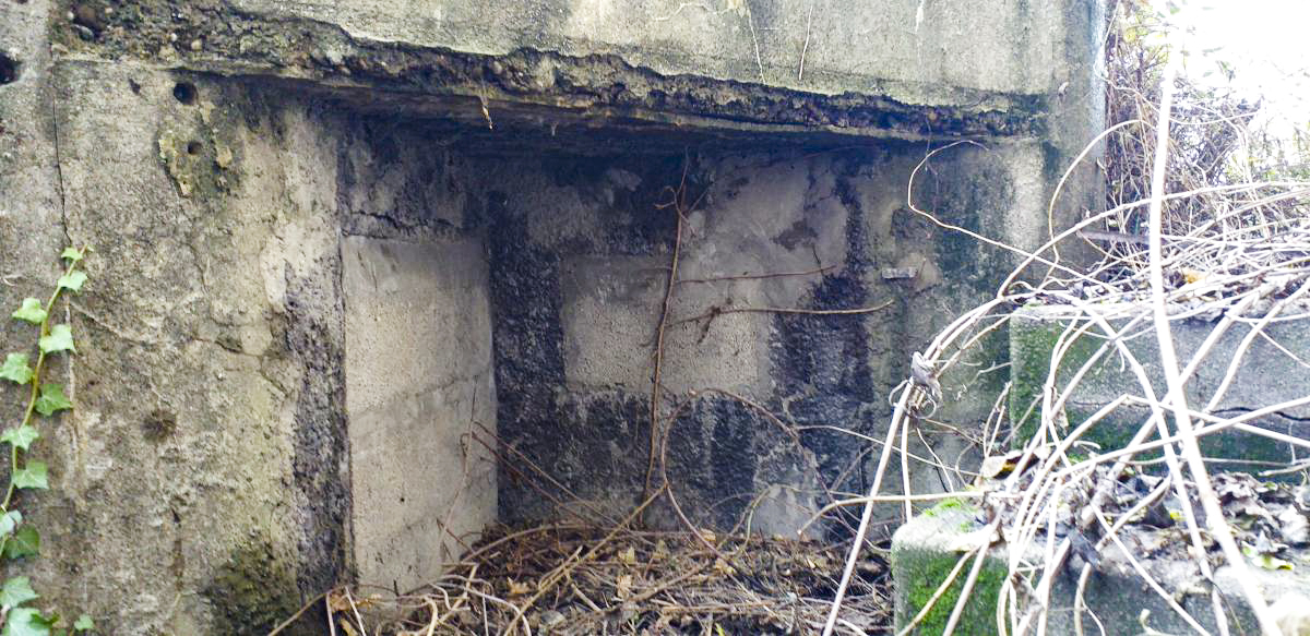 Ligne Maginot - PORT DU RHIN CENTRE 9 - (Blockhaus pour arme infanterie) - Entrée et créneau FM (murés) - Les Gardiens du Rhin