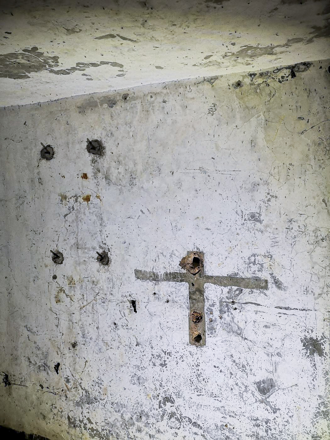 Ligne Maginot - V - (Chambre de coupure) - Anciens emplacements pour des étagères. - DK_Antoine4