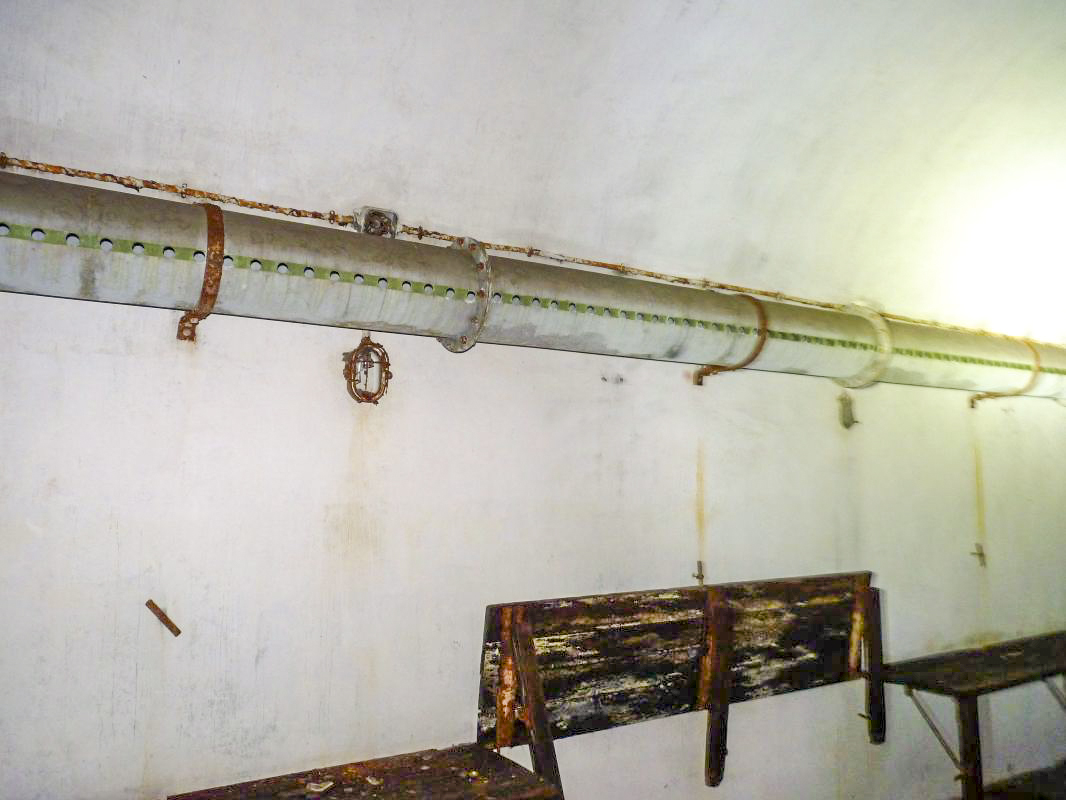 Ligne Maginot - FROHMUHL (PC DU QUARTIER KAPELLENHOF - II/153° RIF) - (Abri) - Table rabattable pour la prise des repas dans la galerie - Aditus