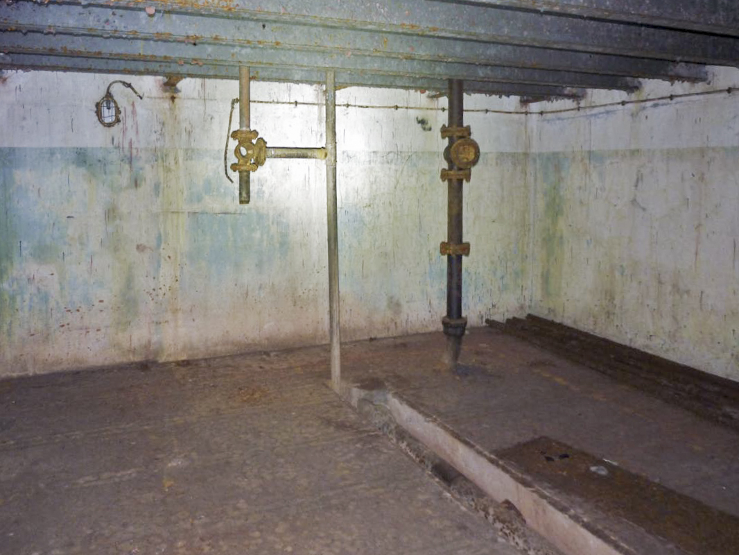 Ligne Maginot - FROHMUHL (PC DU QUARTIER KAPELLENHOF - II/153° RIF) - (Abri) - Les tubes du reservoir d'eau dans le sanitaire - Aditus
