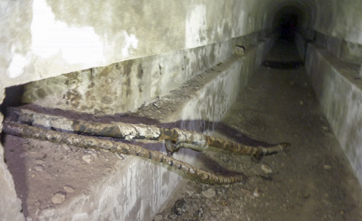 Ligne Maginot - FROHMUHL (PC DU QUARTIER KAPELLENHOF - II/153° RIF) - (Abri) - Entrée de cables téléphoniques dans l'égout - Aditus