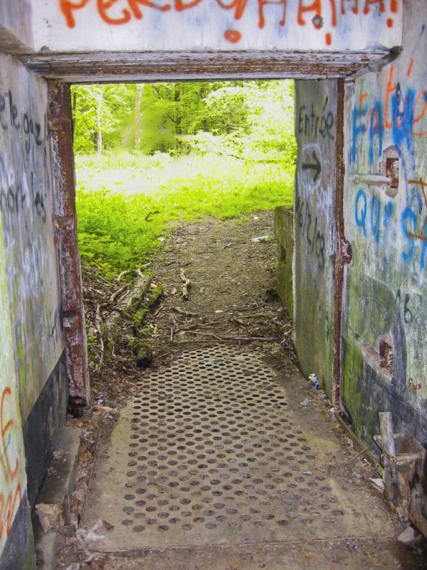 Ligne Maginot - SOETRICH - A11 - (Ouvrage d'artillerie) - Entrée des hommes
Vue vers l'extérieur de la porte. Noter la passerelle rétractable. - Michel Teiten