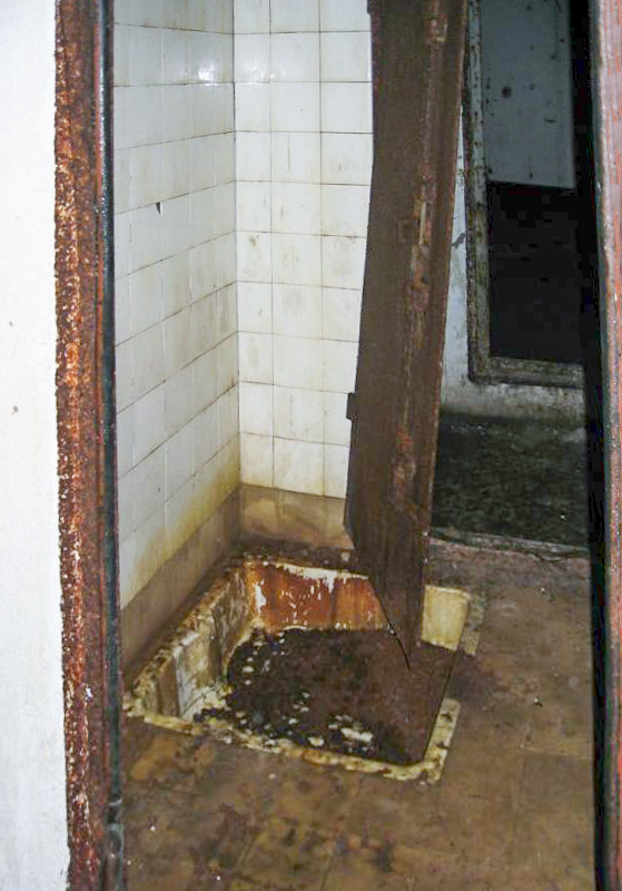 Ligne Maginot - SOETRICH - A11 - (Ouvrage d'artillerie) - Entrée des hommes
Douche rajoutée dans l'EH prévue pour les premiers soins aux gazés: déshabillage, douche et rhabillage - Michel Teiten