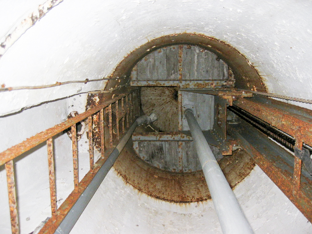 Ligne Maginot - SOETRICH - A11 - (Ouvrage d'artillerie) - Entrée des hommes
Intérieur du puits de la cloche GFM - Michel Teiten