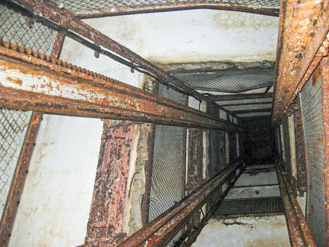 Ligne Maginot - SOETRICH - A11 - (Ouvrage d'artillerie) - Entrée des hommes
Puits de descente.
Cage du monte-charge - Michel Teiten