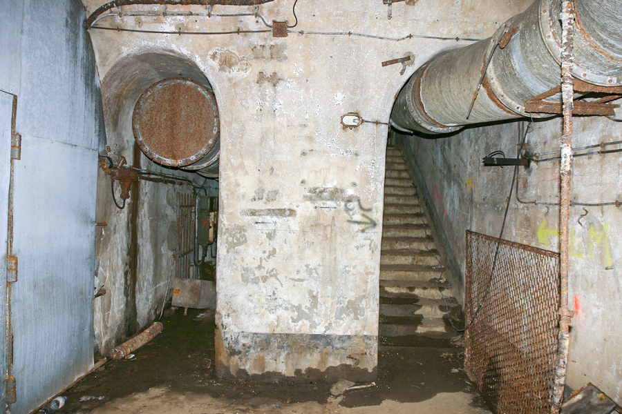 Ligne Maginot - SOETRICH - A11 - (Ouvrage d'artillerie) - Entrée des hommes
L'escalier et l'accès au monte-charge au pied du bloc - ZEIG Marc