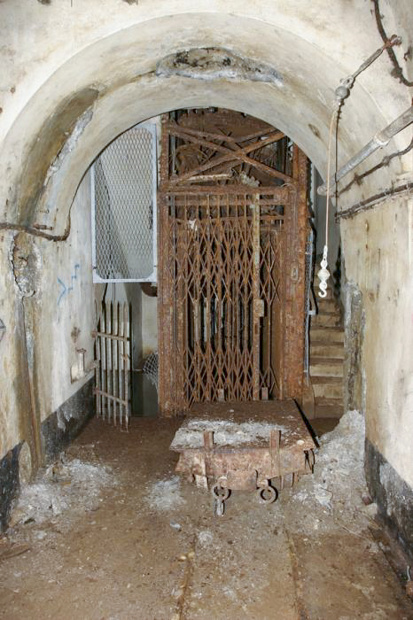 Ligne Maginot - SOETRICH - A11 - (Ouvrage d'artillerie) - Le bas de l'entrée des hommes
Monte-charge Coupé-Hugo avec machinerie sous la cabine - ZEIG Marc