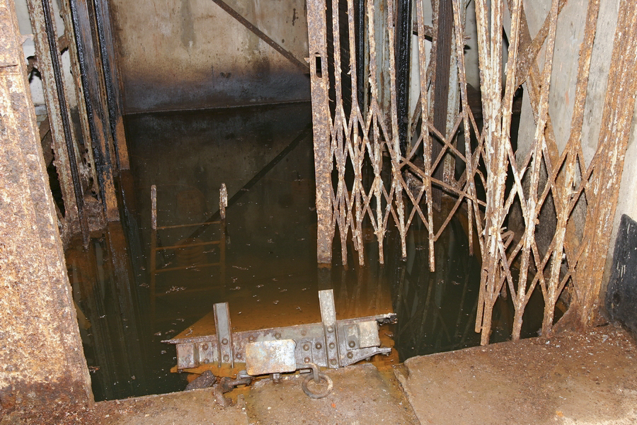 Ligne Maginot - SOETRICH - A11 - (Ouvrage d'artillerie) - Le bas de l'entrée munitions
La fosse des monte-charge inondée - ZEIG Marc