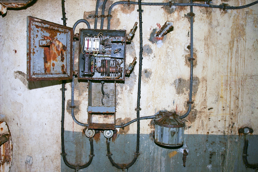 Ligne Maginot - SOETRICH - A11 - (Ouvrage d'artillerie) - Bloc 2
Le variateur d'éclairage pour la  cloche VDP (Vision Directe et Périscopique) et l'alimentation basse tension pour le périscope secourue par batterie. - ZEIG Marc