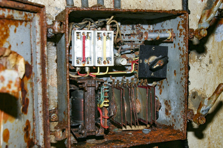 Ligne Maginot - SOETRICH - A11 - (Ouvrage d'artillerie) - Bloc 2
Détail du coffret d'alimentation basse tension pour le périscope secouru par batterie.
Les batteries étaient situées sous le coffret - ZEIG Marc