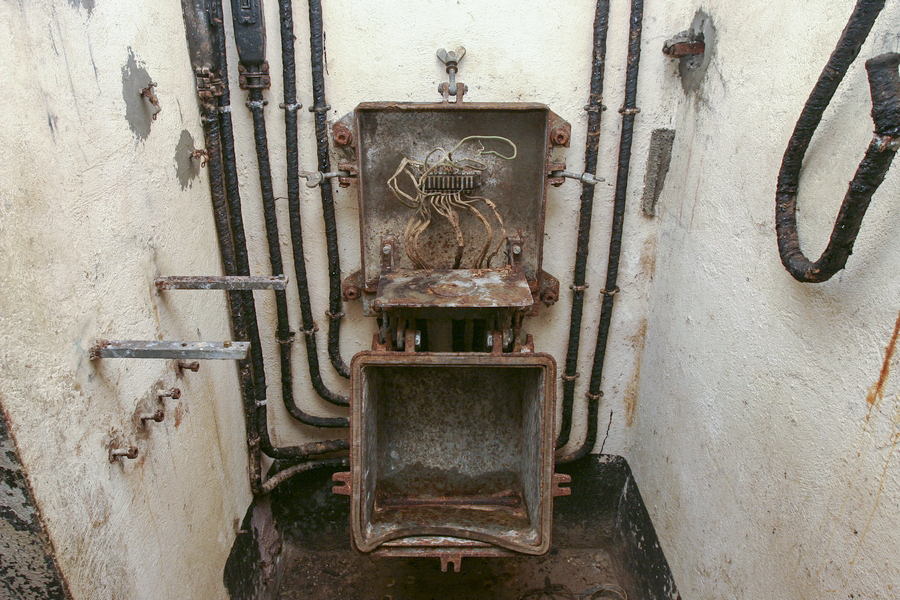 Ligne Maginot - SOETRICH - A11 - (Ouvrage d'artillerie) - Bloc 2
Le central téléphonique du bloc
Carter étanche pour standard à 8 directions TM 32 - ZEIG Marc