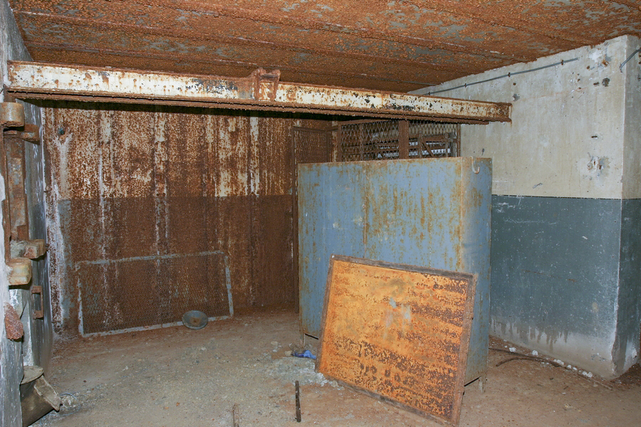 Ligne Maginot - SOETRICH - A11 - (Ouvrage d'artillerie) - Bloc 3
Etage supérieur, la casemate pour mitrailleuses et canon antichar
Le bi-rail prévu pour le canon antichar - ZEIG Marc