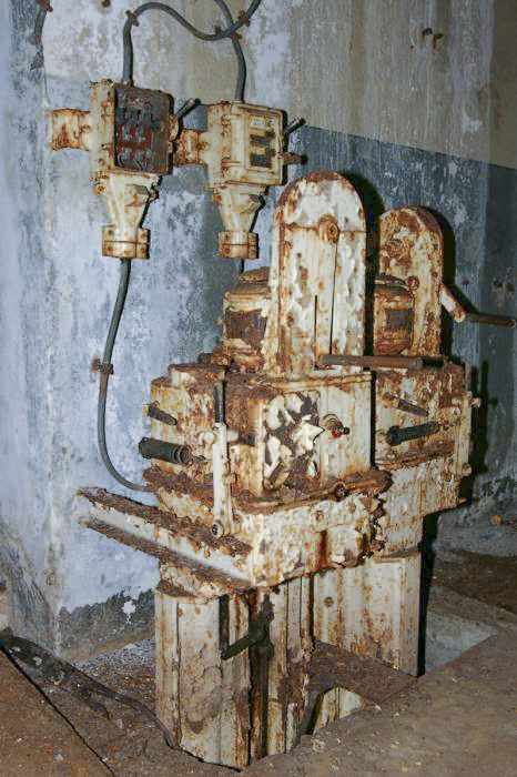 Ligne Maginot - SOETRICH - A11 - (Ouvrage d'artillerie) - Bloc 3
Etage intermédiaire, casemate des mortiers de 81 mm
Les norias électriques permettant l'alimentation en munition depuis le magasin situé à l'étage inférieur - ZEIG Marc