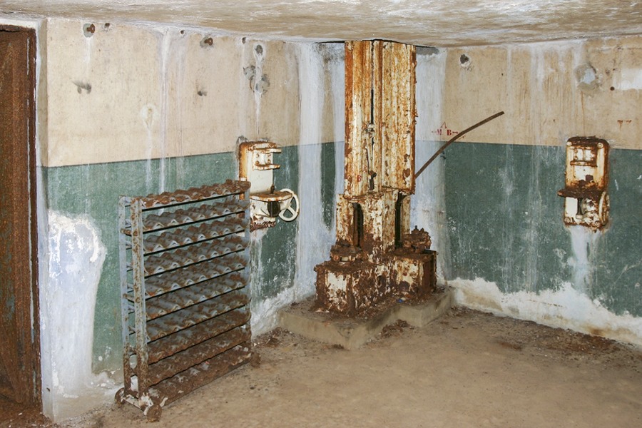 Ligne Maginot - SOETRICH - A11 - (Ouvrage d'artillerie) - Bloc 3
Magasin à munitions pour les mortiers de 81 
Les dispositifs de mise en place des fusées et charges additionnelles  et au centre, les norias desservant l'ange supérieur ou sont installés les mortiers - ZEIG Marc
