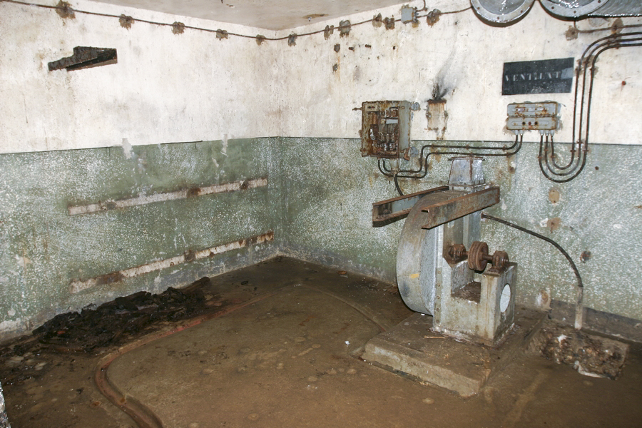 Ligne Maginot - SOETRICH - A11 - (Ouvrage d'artillerie) - Bloc 4
Etage supérieur du bloc
Système de ventilation. Là aussi, les filtres ont été supprimés dans le cadre d'une modernisation avortée. - ZEIG Marc