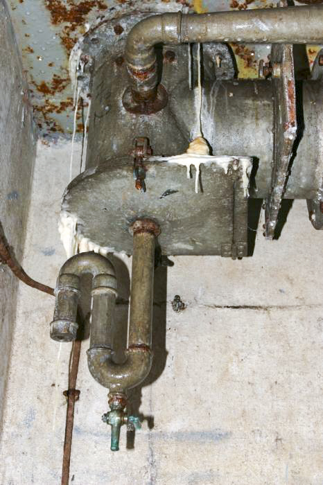 Ligne Maginot - SOETRICH - A11 - (Ouvrage d'artillerie) - Bloc 4
Etage supérieur du bloc
L'un des rejets d'air du bloc. Ce système correspond à un champignon blindé émergeant de la dalle à l'extérieur - ZEIG Marc