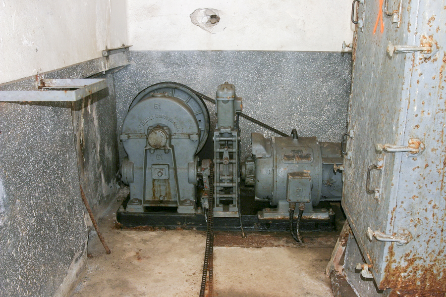 Ligne Maginot - SOETRICH - A11 - (Ouvrage d'artillerie) - Bloc 4
Pied du bloc, la machinerie du monte-charge BDR (Daudet Donon Roussel) - ZEIG Marc