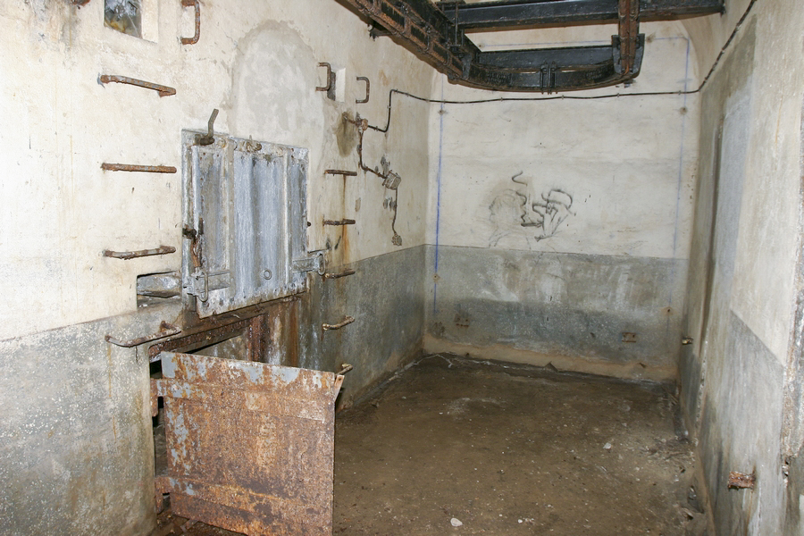 Ligne Maginot - SOETRICH - A11 - (Ouvrage d'artillerie) - Bloc 4
Pied du bloc, le receptacle à douilles - ZEIG Marc
