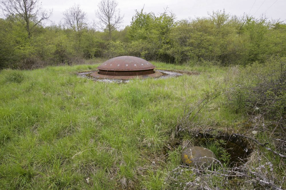 Ligne Maginot - SOETRICH - A11 - (Ouvrage d'artillerie) - Bloc 5
Tourelle de 75 mm et cloches GFM type A 
Un champignon blindé de prise d'air est visible à l'avant plan - ZEIG Marc