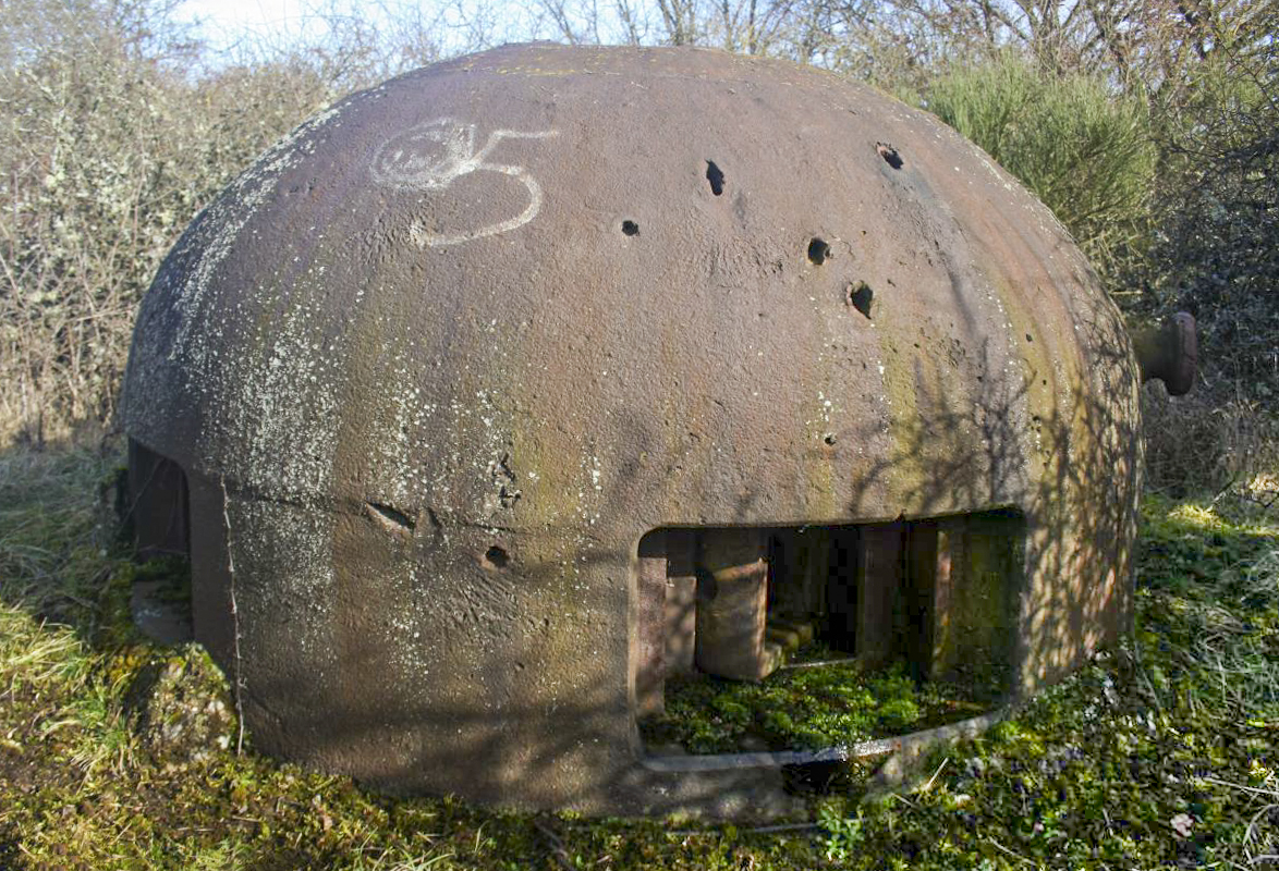 Ligne Maginot - SOETRICH - A11 - (Ouvrage d'artillerie) - Bloc 5
La cloche GFM du bloc avec les traces des essais de charges creuses bien visibles - Michel Teiten