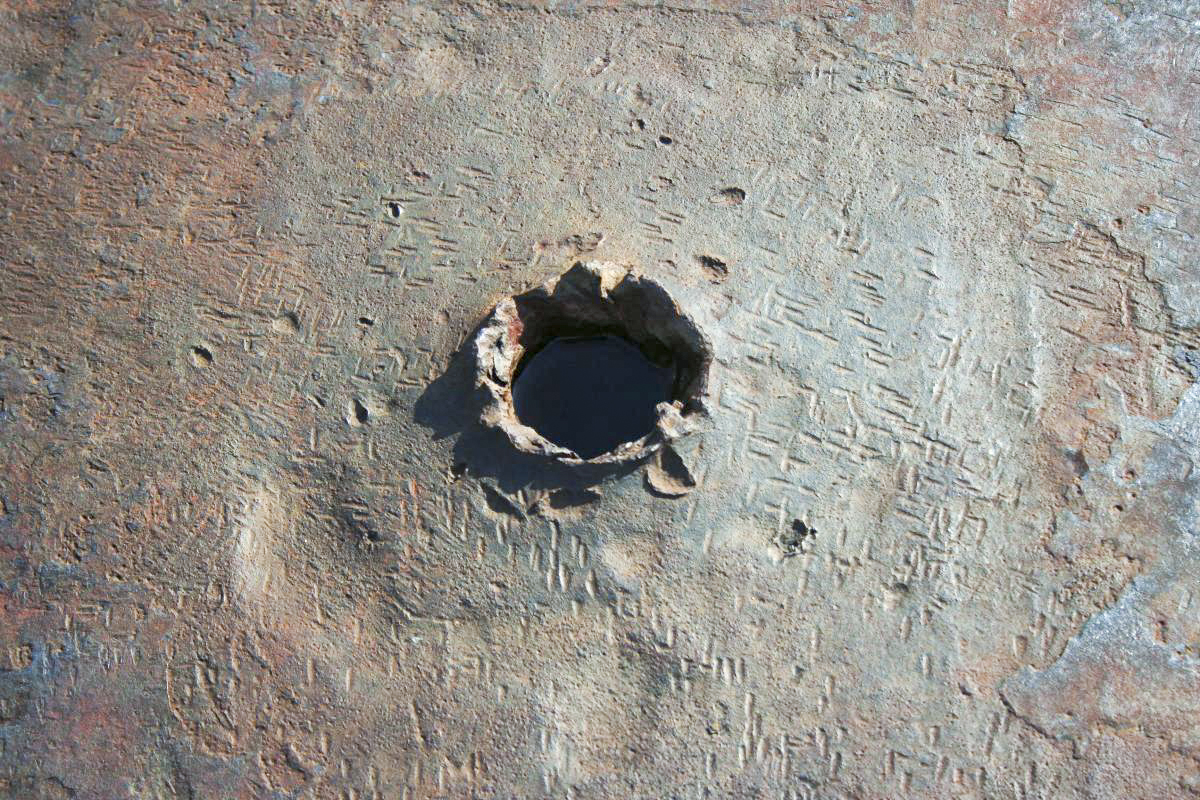 Ligne Maginot - SOETRICH - A11 - (Ouvrage d'artillerie) - Bloc 5
Gros plan de l'impact de l'essai de charge creuse sur la tourelle de 75 du bloc. - Michel Teiten