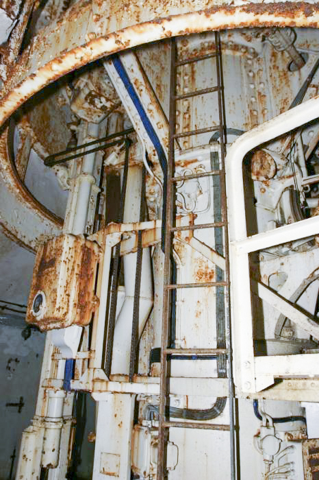 Ligne Maginot - SOETRICH - A11 - (Ouvrage d'artillerie) - Bloc 5
Etage supérieur
La tourelle de 75 mm, l'accès au  poste de pointage et aux pièces en partie supérieure - ZEIG Marc